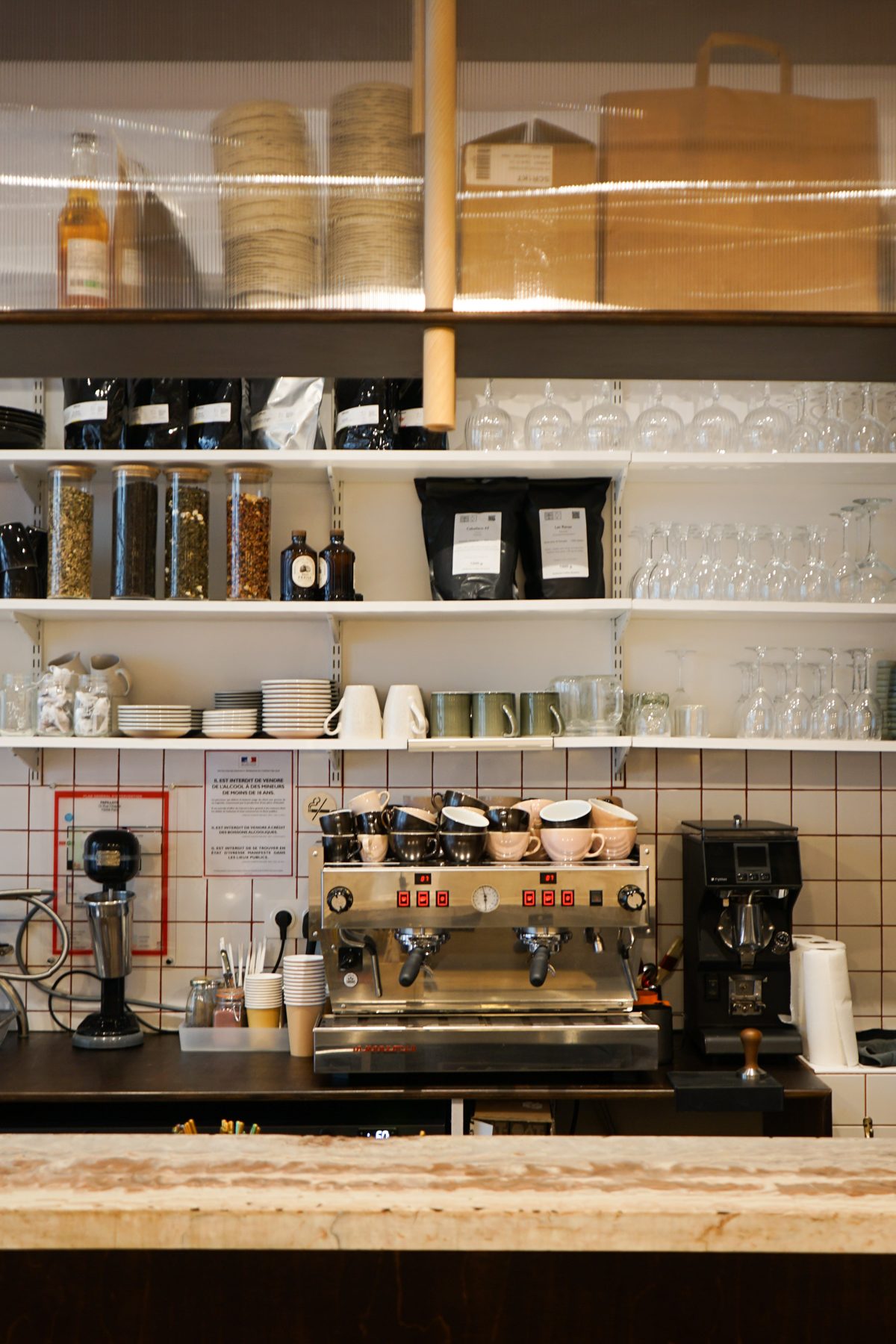 Le comptoir et la machine à espresso de Papillote, Paris 9e