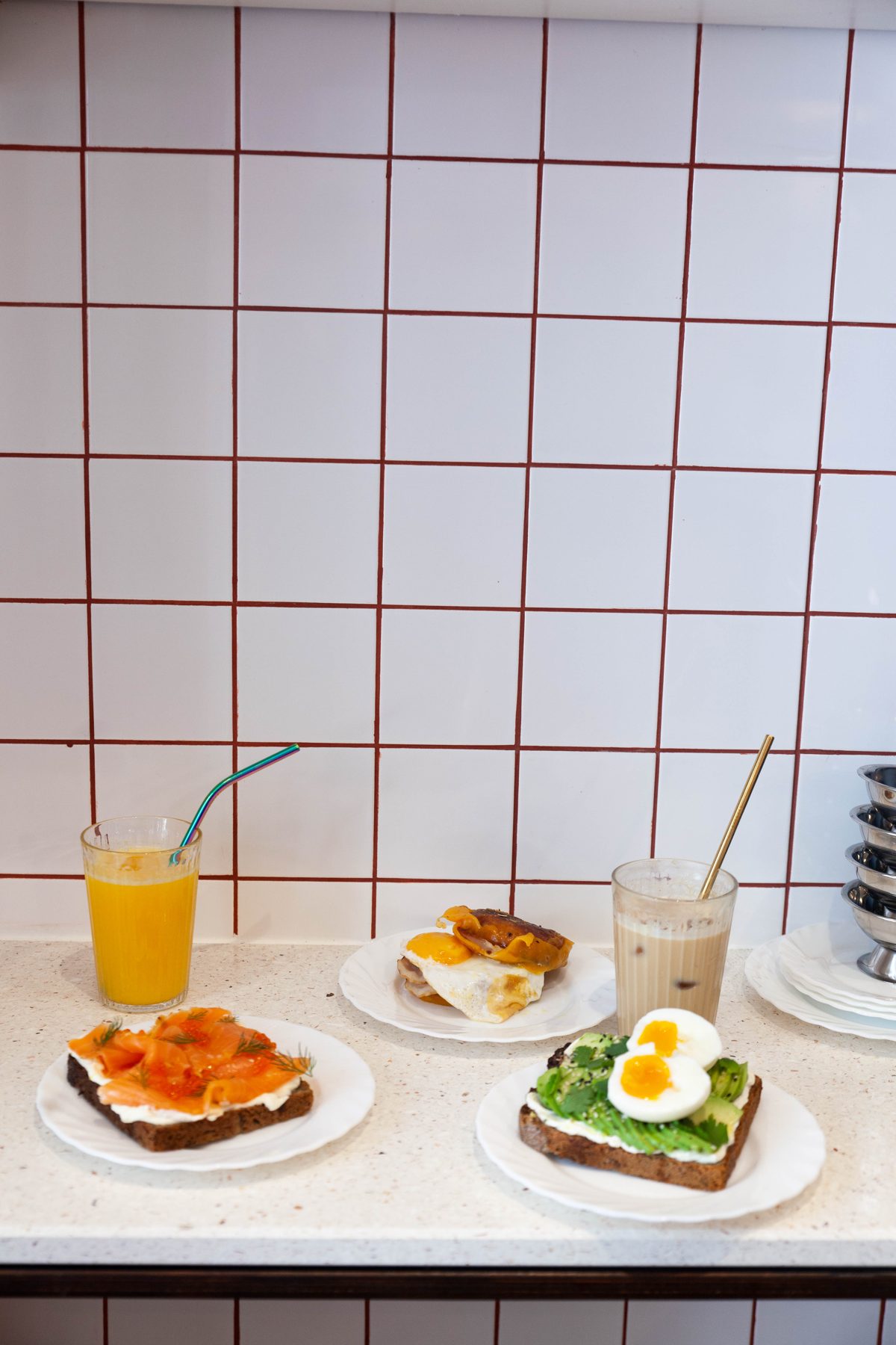 Toasts, œufs et café servis au comptoir de Papillote, Paris 9e