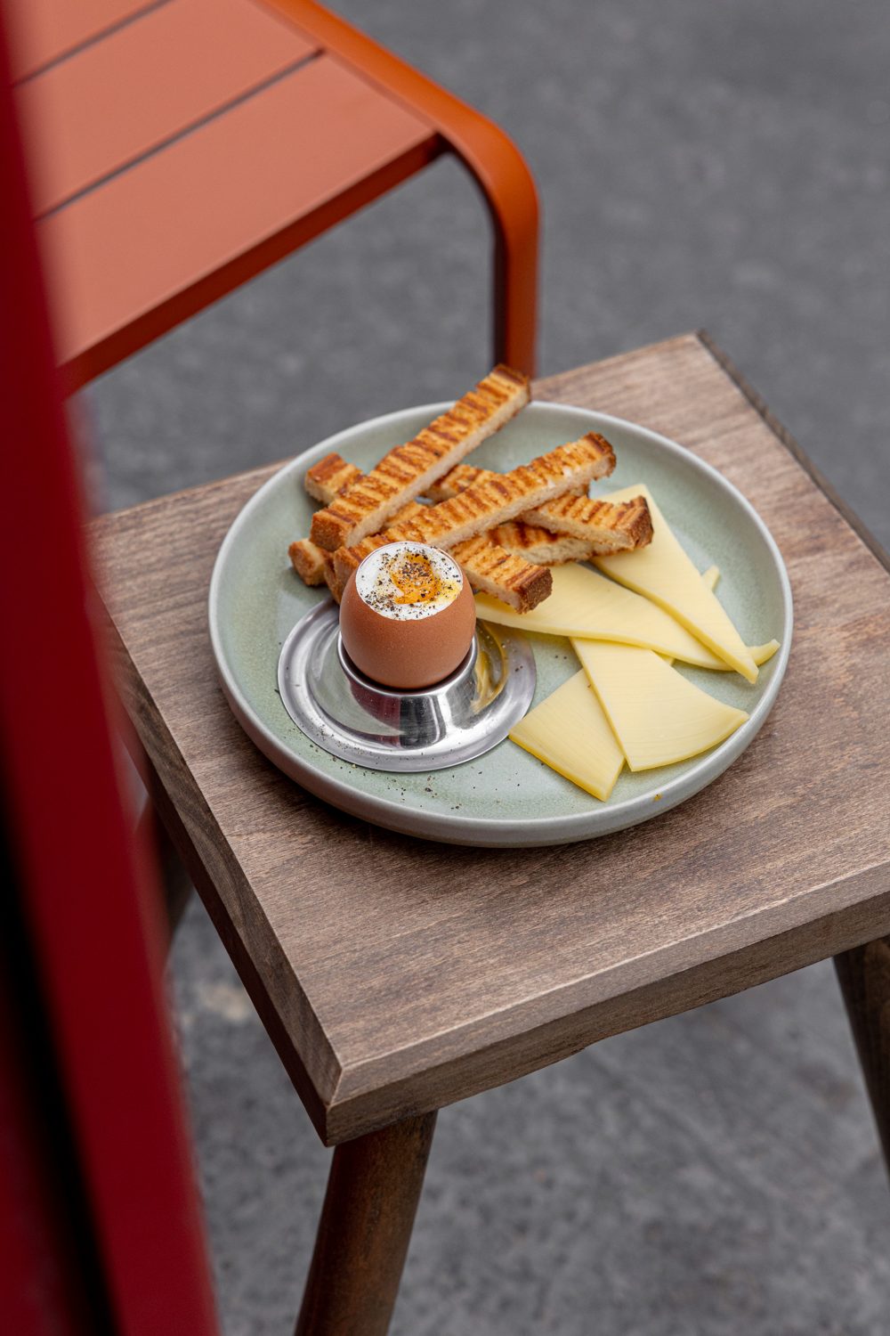 Œuf à la coque, mouillettes grillées et comté chez Papillote