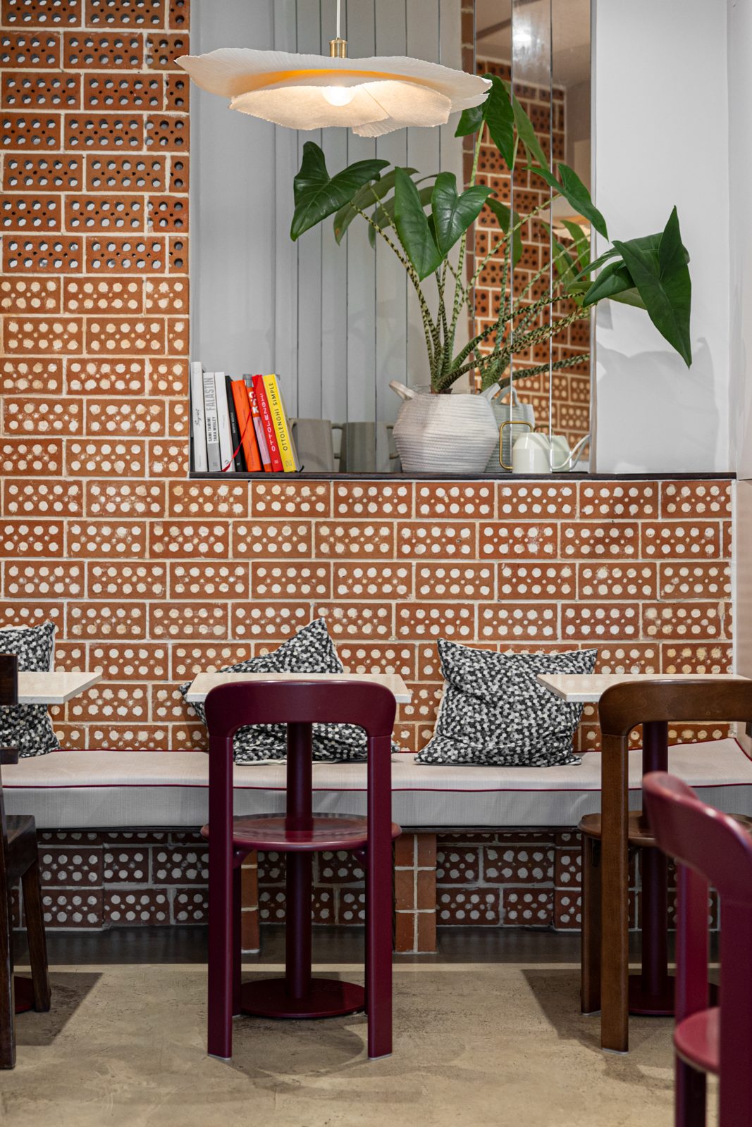 Salle de Papillote, mur de briques ajourées et banquette, Paris 9e