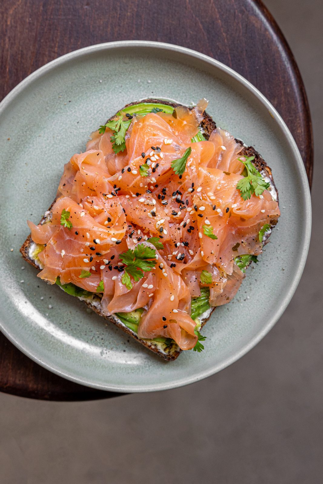 Toast avocat et saumon fumé sur assiette, brunch chez Papillote